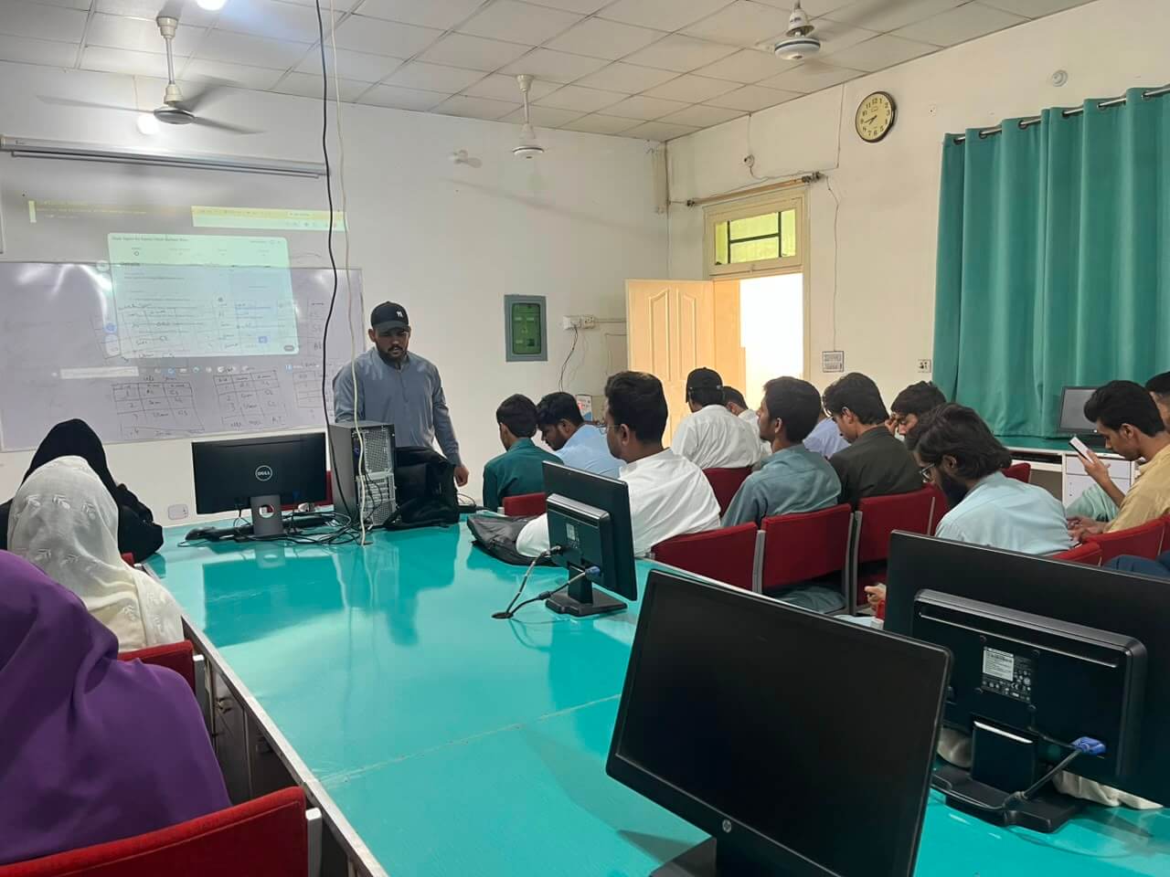 Hunar Tehreek training class in session — photo 7